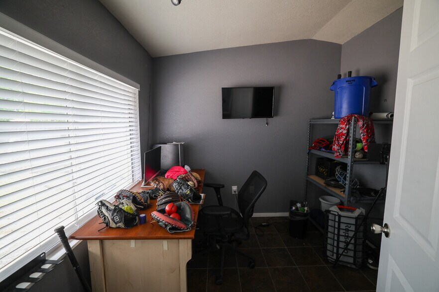 More Photos Of 415 Topeka Ave, Justin Industrial For Sale