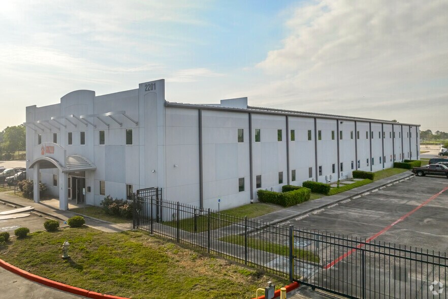 More Photos Of 2201 N Sam Houston Pky E, Houston Manufacturing For Lease