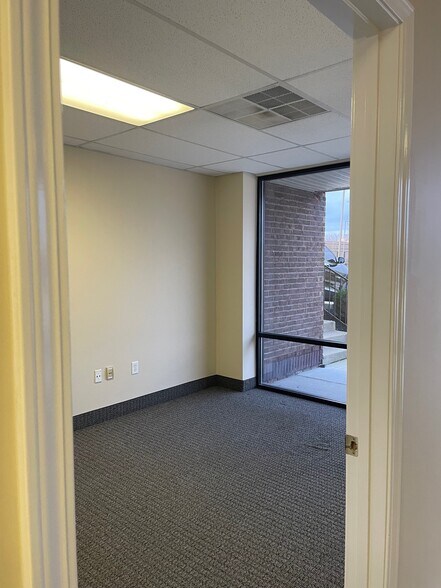 More Photos Of 1902 Campus Pl, Jeffersontown Light Distribution For Lease
