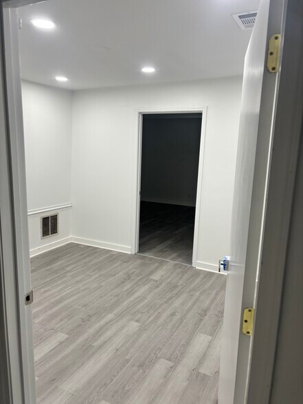 More Photos Of 494 W Crogan St, Lawrenceville Office Residential For Lease
