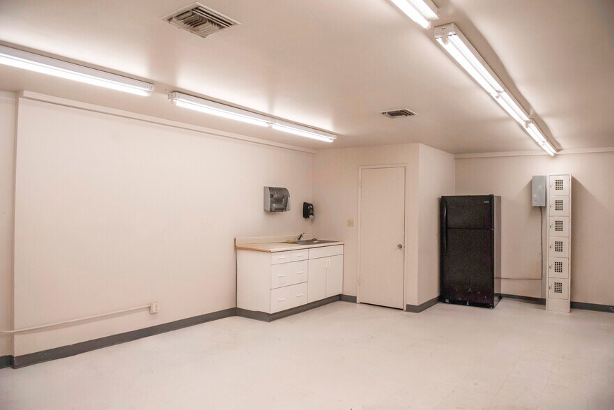 More Photos Of 901 Santa Monica Blvd, Santa Monica Freestanding For Sale