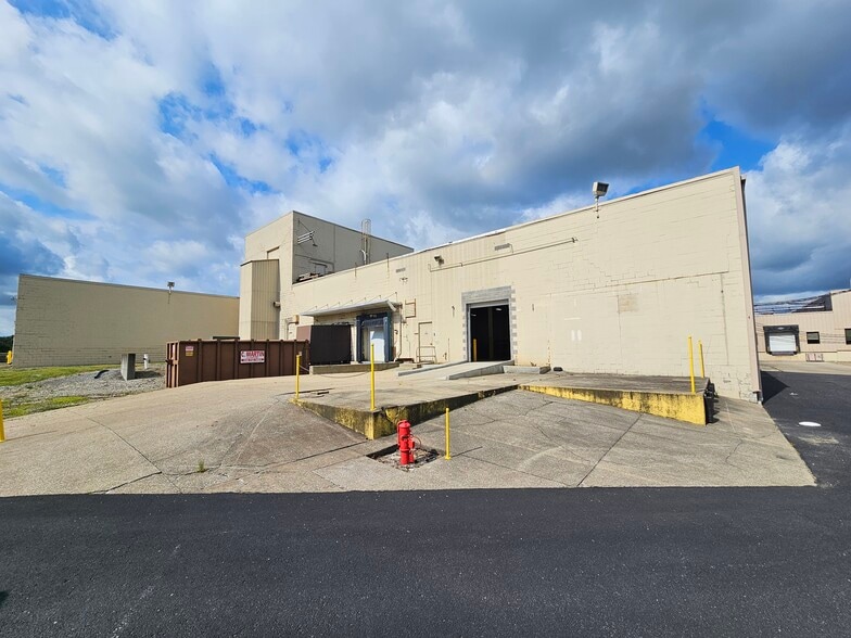 More Photos Of 286 W Greenwich Rd, Seville Warehouse For Lease