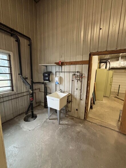 More Photos Of 7010 Parkway Rd, Greely Flex For Sale