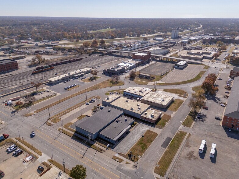 More Photos Of 400 SE Jefferson St, Topeka Flex For Sale