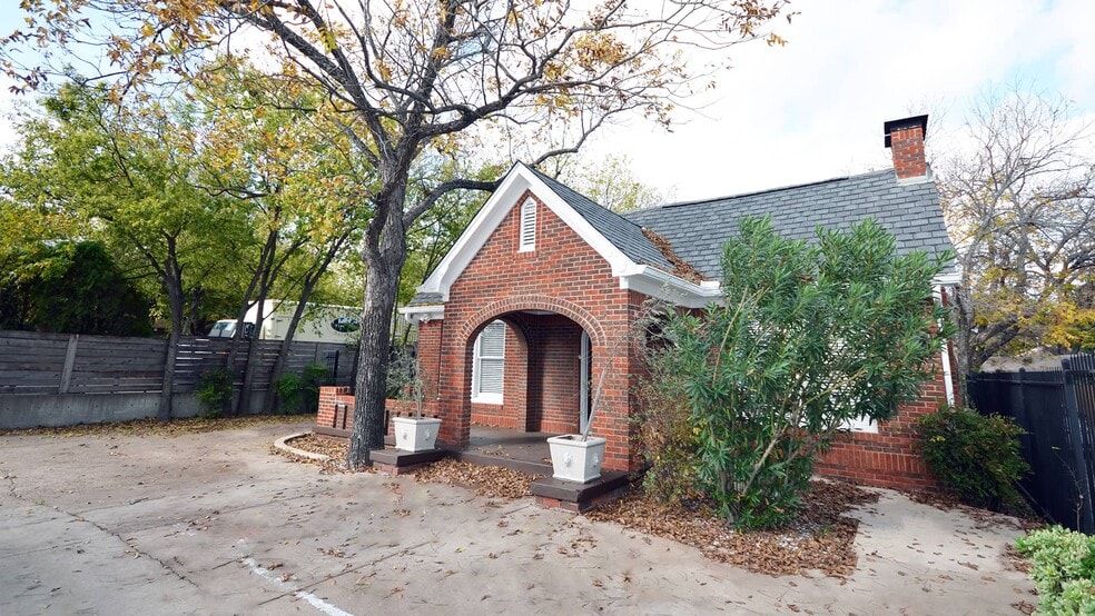 Primary Photo Of 2216 College Ave, Austin Office For Lease