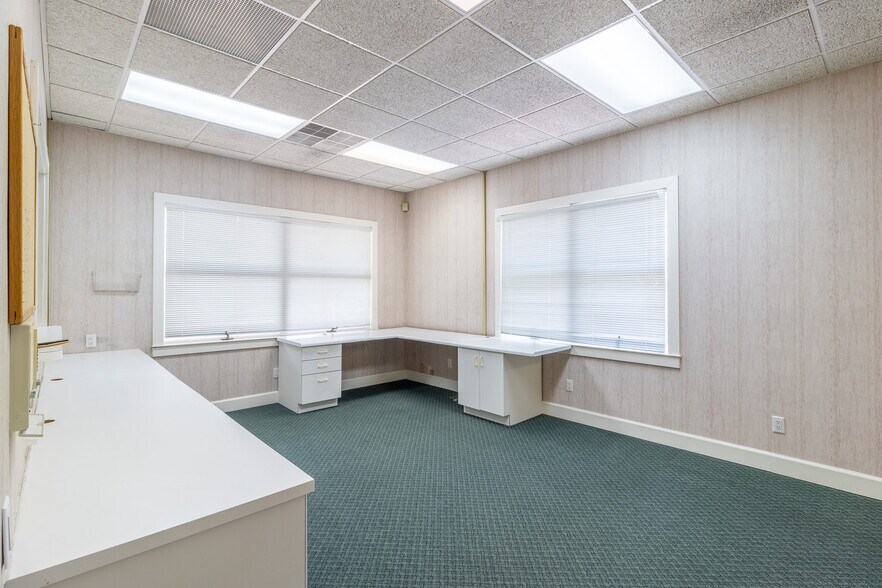 More Photos Of 1421 Ross Dr, Dalton Office For Sale