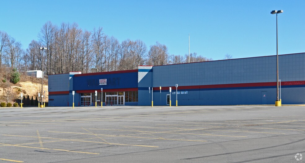 More Photos Of 1556 E Main St, Oak Hill Showroom For Sale