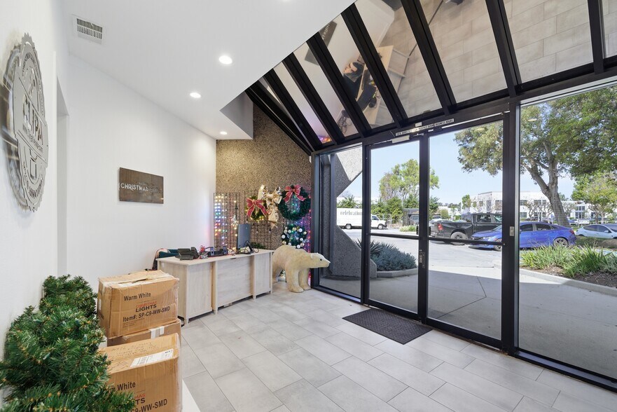 More Photos Of 8 Holland, Irvine Warehouse For Lease