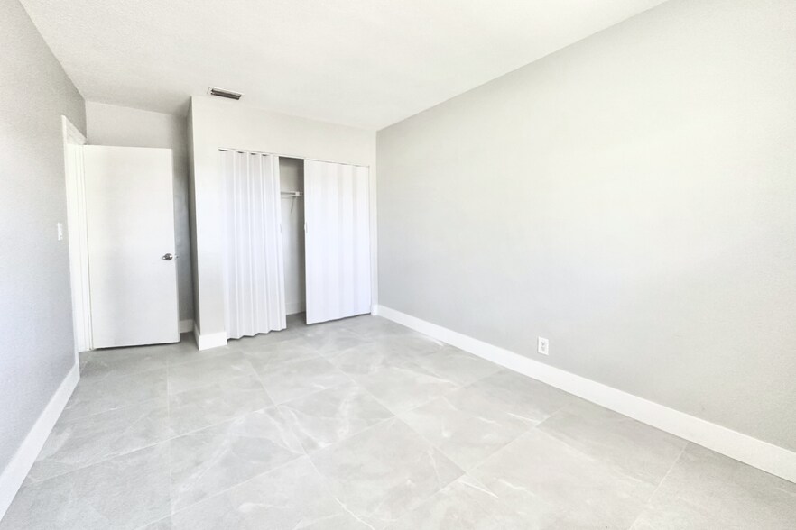More Photos Of 999 W Prospect Rd, Oakland Park Apartments For Sale