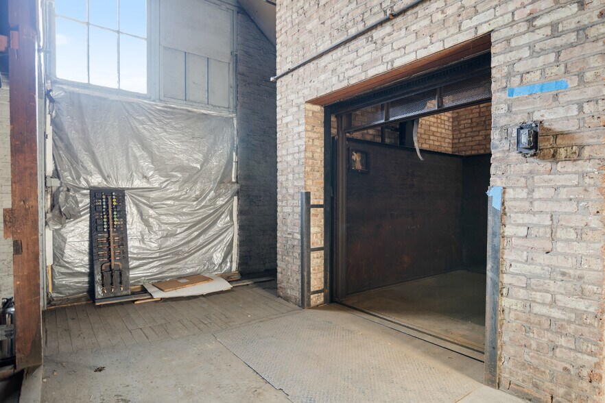 More Photos Of 5039-5045 W Lake St, Chicago Manufacturing For Lease