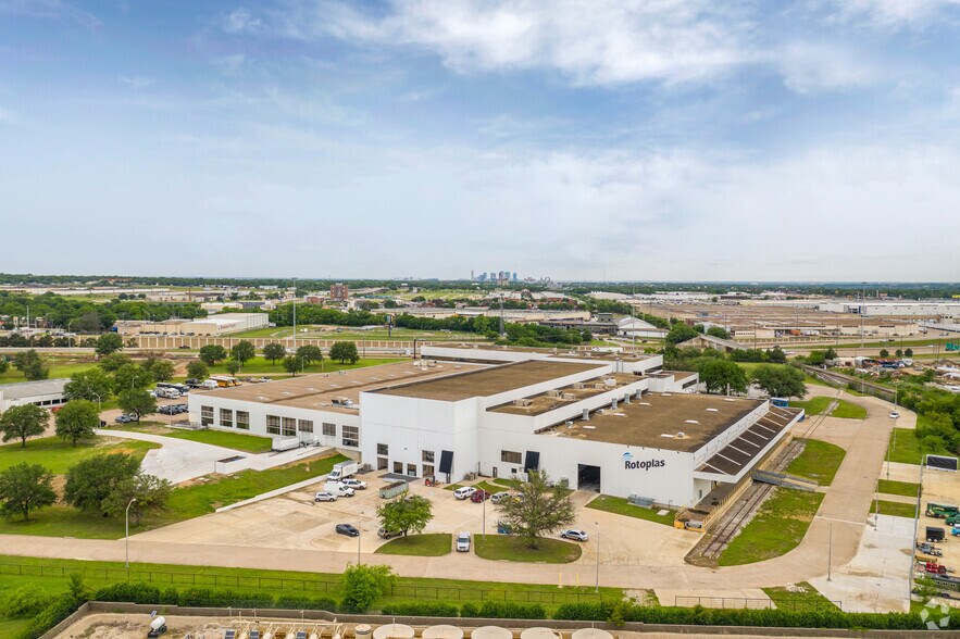 More Photos Of 685 John B Sias Memorial Pkwy, Fort Worth Manufacturing For Lease