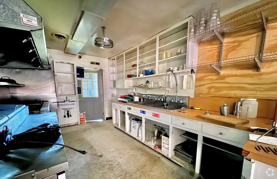 More Photos Of 82 Saddleridge Rd, Bassett Restaurant For Lease