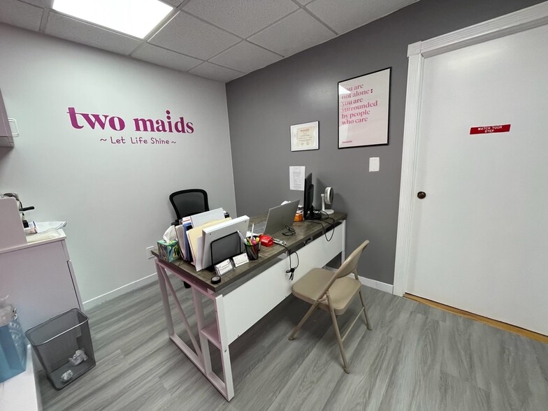 More Photos Of 90 Main St, Mineola Storefront Retail Residential For Lease