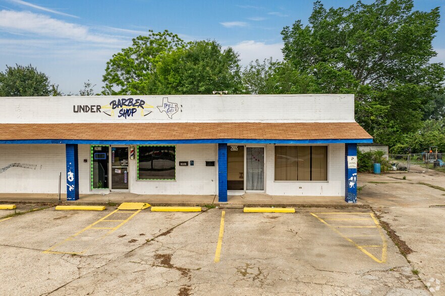 More Photos Of 2801 N Alexander Dr, Baytown Service Station For Lease