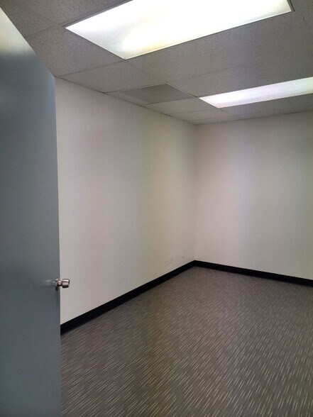 More Photos Of 16115 Valerio St, Van Nuys Warehouse For Lease