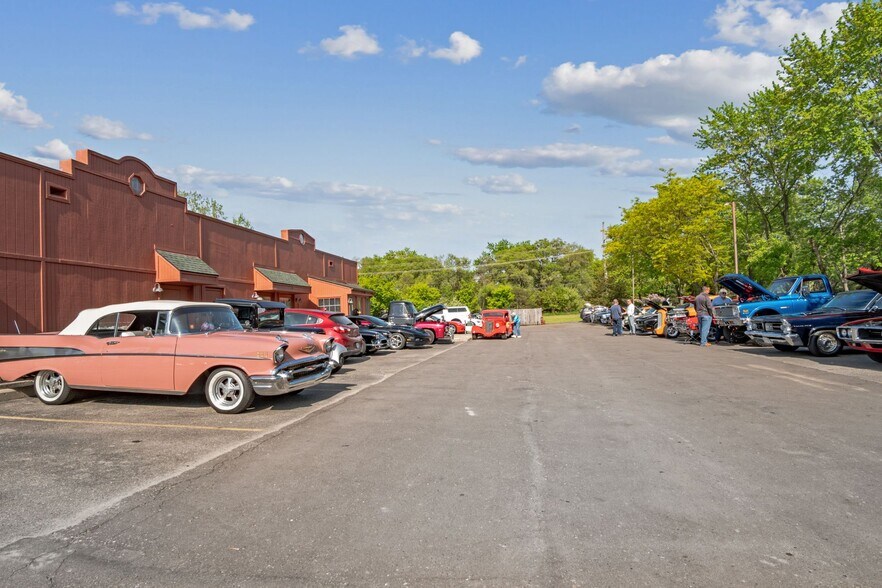 More Photos Of 1451 S Milford Rd, Highland Restaurant For Sale