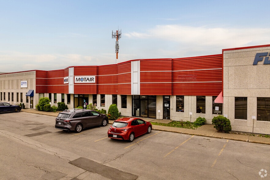 More Photos Of 3148-3178 Boul Industriel, Laval Flex For Lease