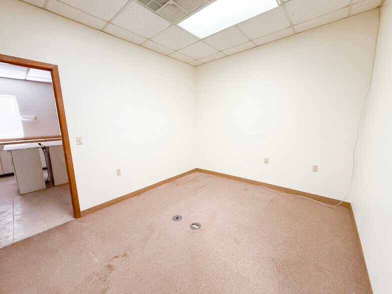 More Photos Of 1901 Carter St, Pampa Office For Sale