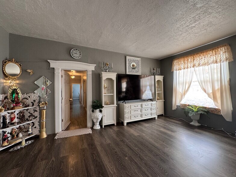 More Photos Of 1221 Overland Ave, Burley Storefront For Sale