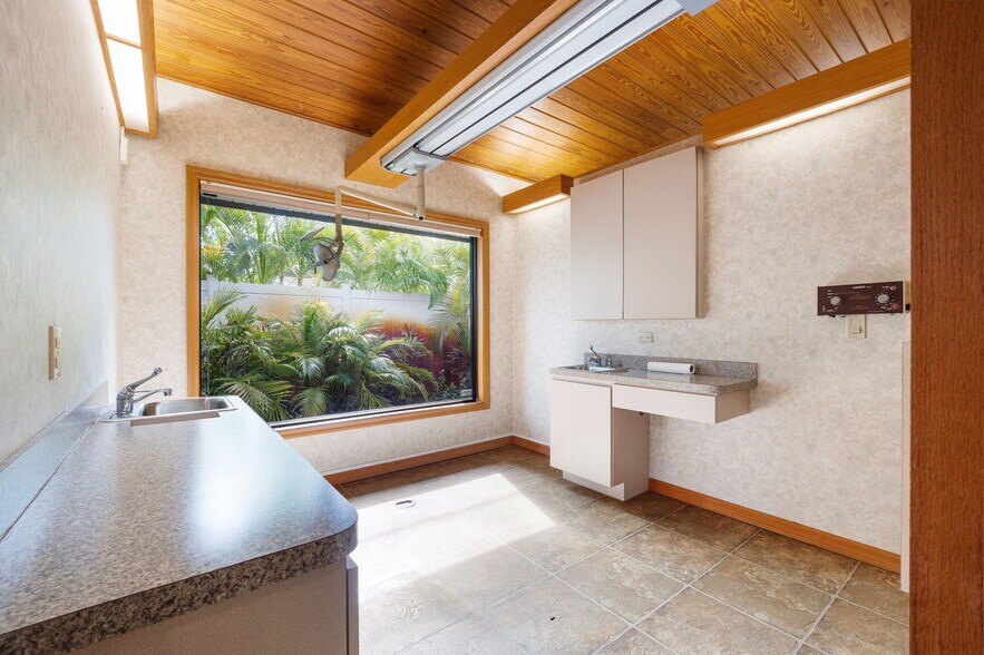 More Photos Of 1701 66th St N, Saint Petersburg Medical For Sale