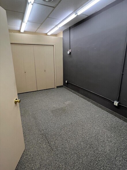More Photos Of 1005 N Broad St, Mankato Office For Lease