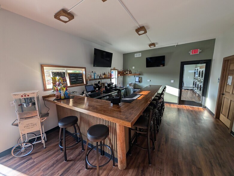 More Photos Of 518 W Main St, Kirkland Freestanding For Sale