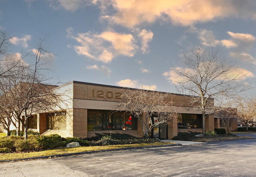 Primary Photo Of 1202 E Maple Rd, Troy Warehouse For Lease