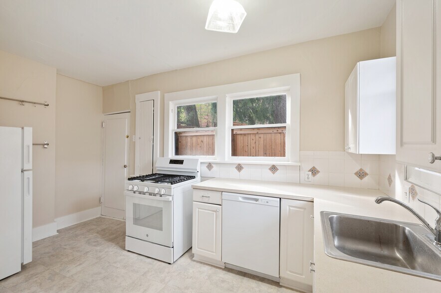 More Photos Of 1425 Palm Ave SW, Seattle Multifamily For Sale