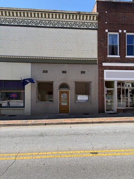 More Photos Of 126 E Main St, Laurens Storefront For Lease