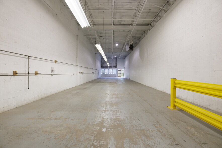 More Photos Of 16791-16821 Boul Hymus, Kirkland Warehouse For Lease
