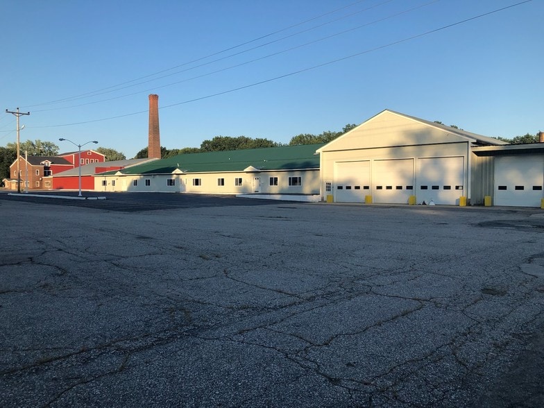 More Photos Of 33 Elm St, Merrimack Warehouse For Lease