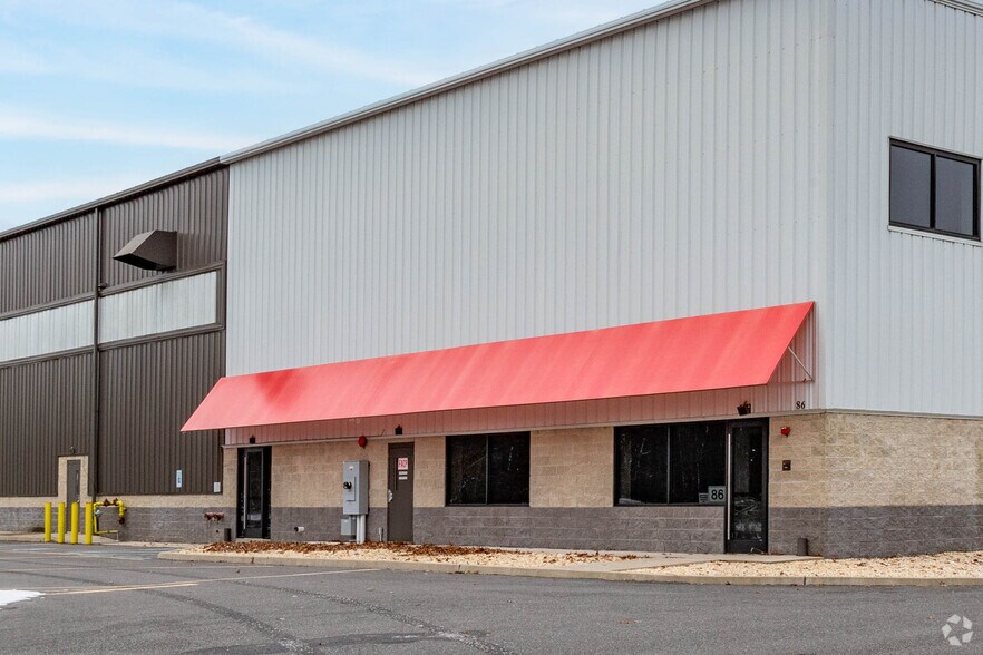 More Photos Of 86 Industrial Rd, Wainscott Warehouse For Lease