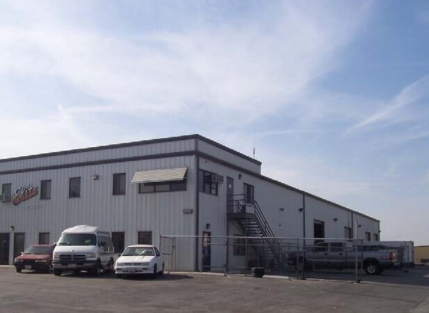 Primary Photo Of 15176 Whittram Ave, Fontana Service For Lease