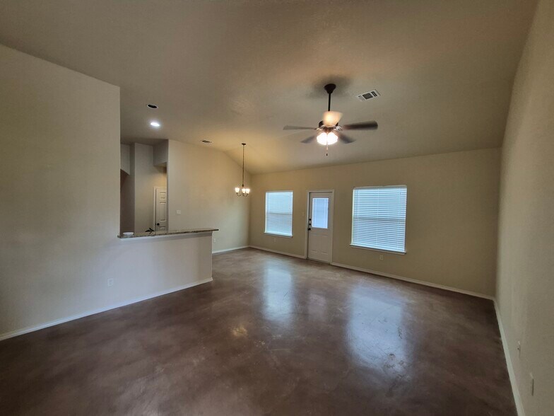 More Photos Of 698 Saengerhalle Rd, New Braunfels Apartments For Sale
