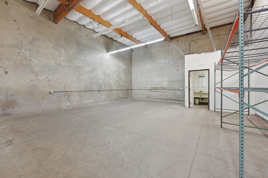More Photos Of 285 Venture St, San Marcos Manufacturing For Sale