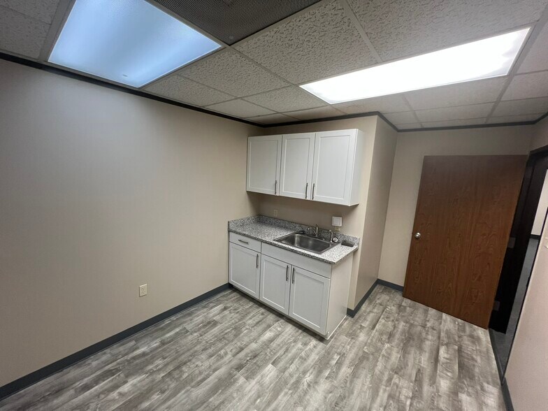 More Photos Of 9776 Whithorn Dr, Houston Showroom For Lease