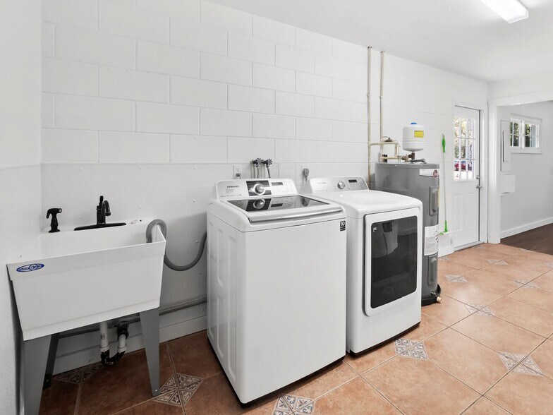 More Photos Of 3825 Sarasota Golf Club Blvd, Sarasota Veterinarian Kennel For Sale