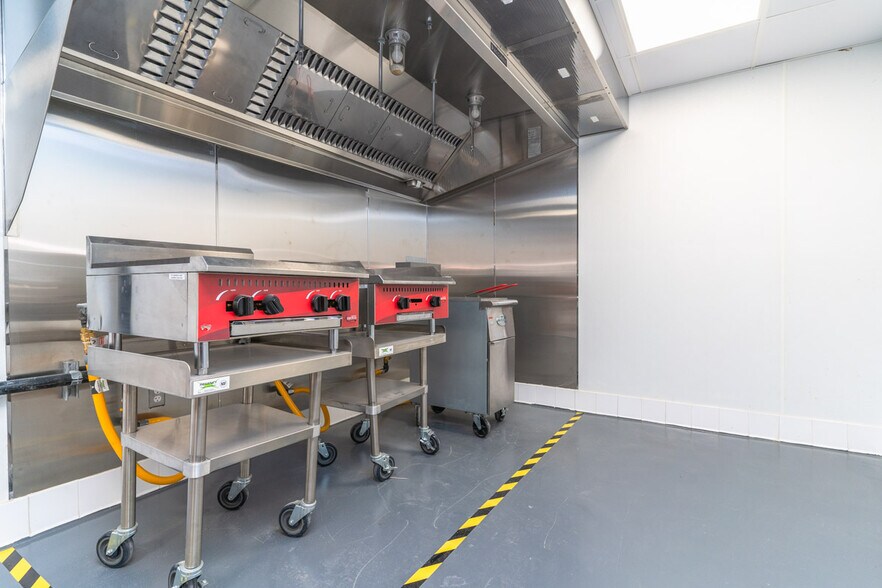 More Photos Of 102-110 Commerce St, Brooklyn Restaurant For Lease