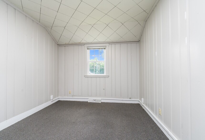 More Photos Of 1607 Chester Blvd, Richmond Office For Sale