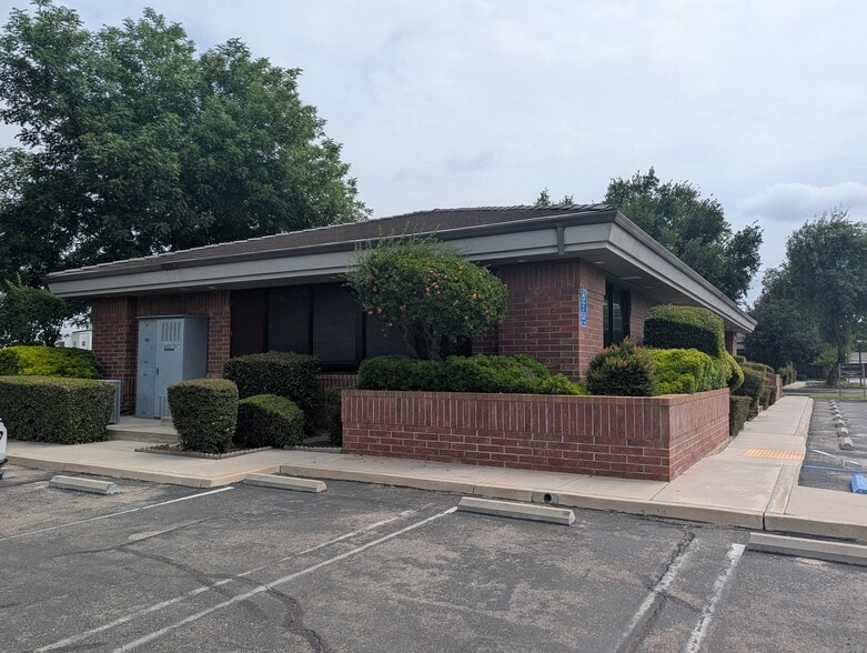 More Photos Of 1128 N Chinowth St, Visalia Medical For Sale