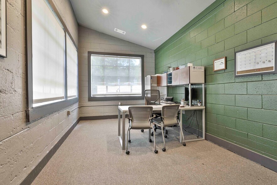 More Photos Of 147 Jackson St, Newnan Freestanding For Lease