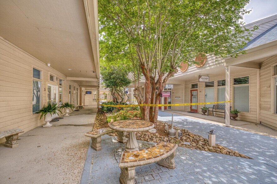 More Photos Of 913 Gulf Breeze Pky, Gulf Breeze General Retail For Sale