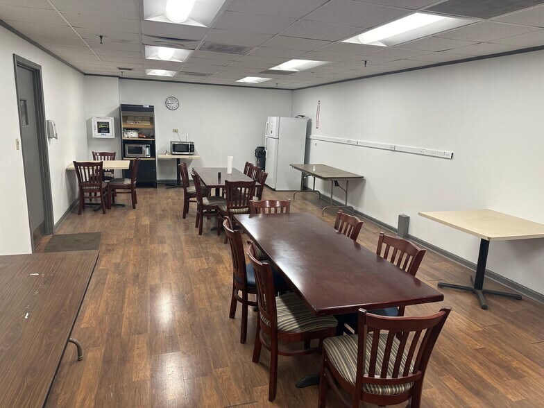 More Photos Of 425 N Gateway Ave, Rockwood Warehouse For Lease