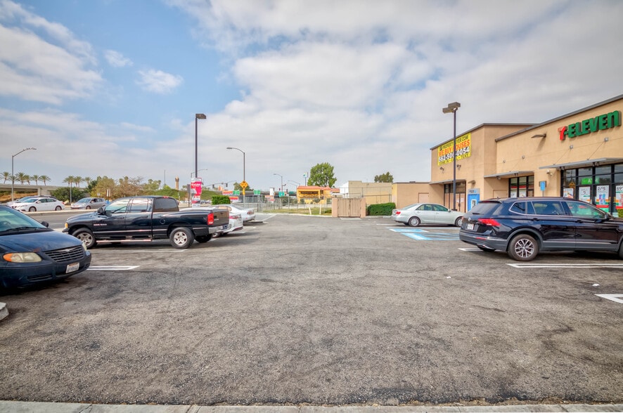 More Photos Of 11761 Carson St, Lakewood Convenience Store For Lease