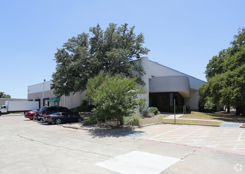 More Photos Of 734 W Carrier Pky, Grand Prairie Warehouse For Lease