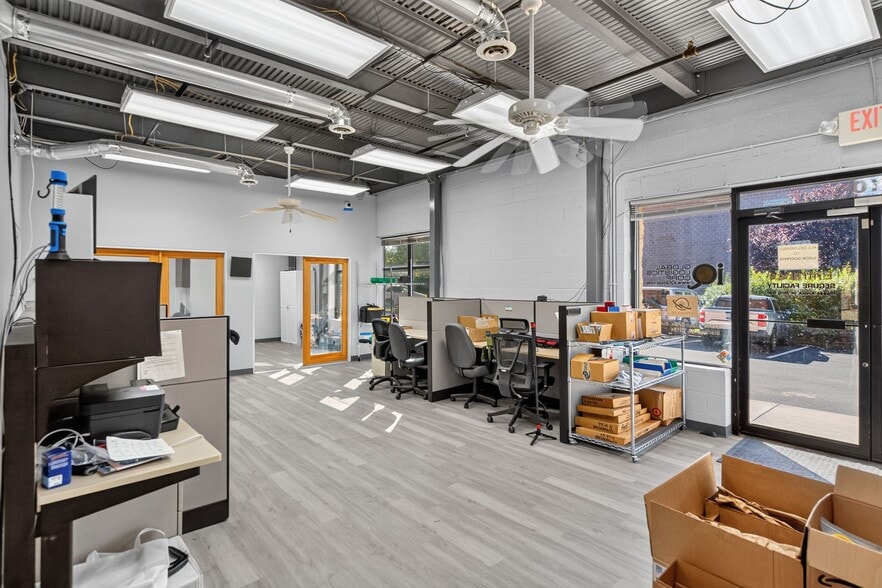 More Photos Of 22580 Glenn Dr, Sterling Showroom For Sale