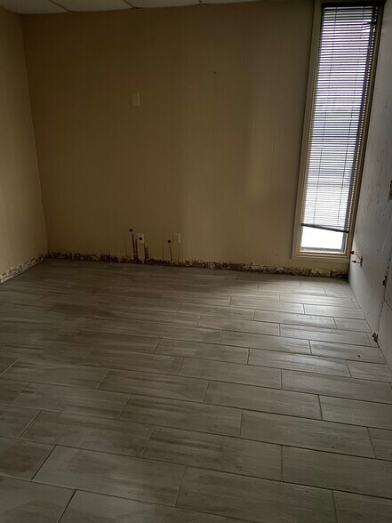 More Photos Of 918 N Dallas Ave, Lancaster Office For Sale