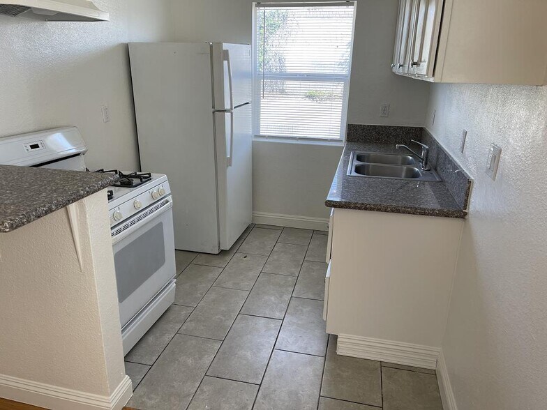 More Photos Of 426-428 W 77th St, Los Angeles Apartments For Sale