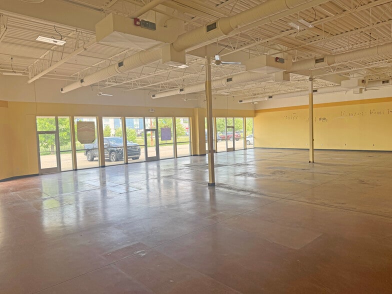 More Photos Of 3013 W Shore Dr, Holland Storefront For Lease