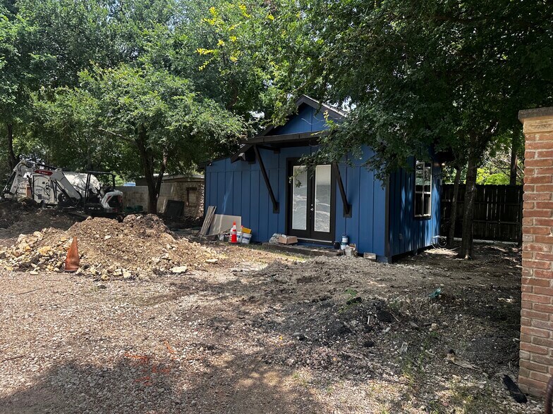More Photos Of 2704 Gardenia Dr, Austin Land For Lease